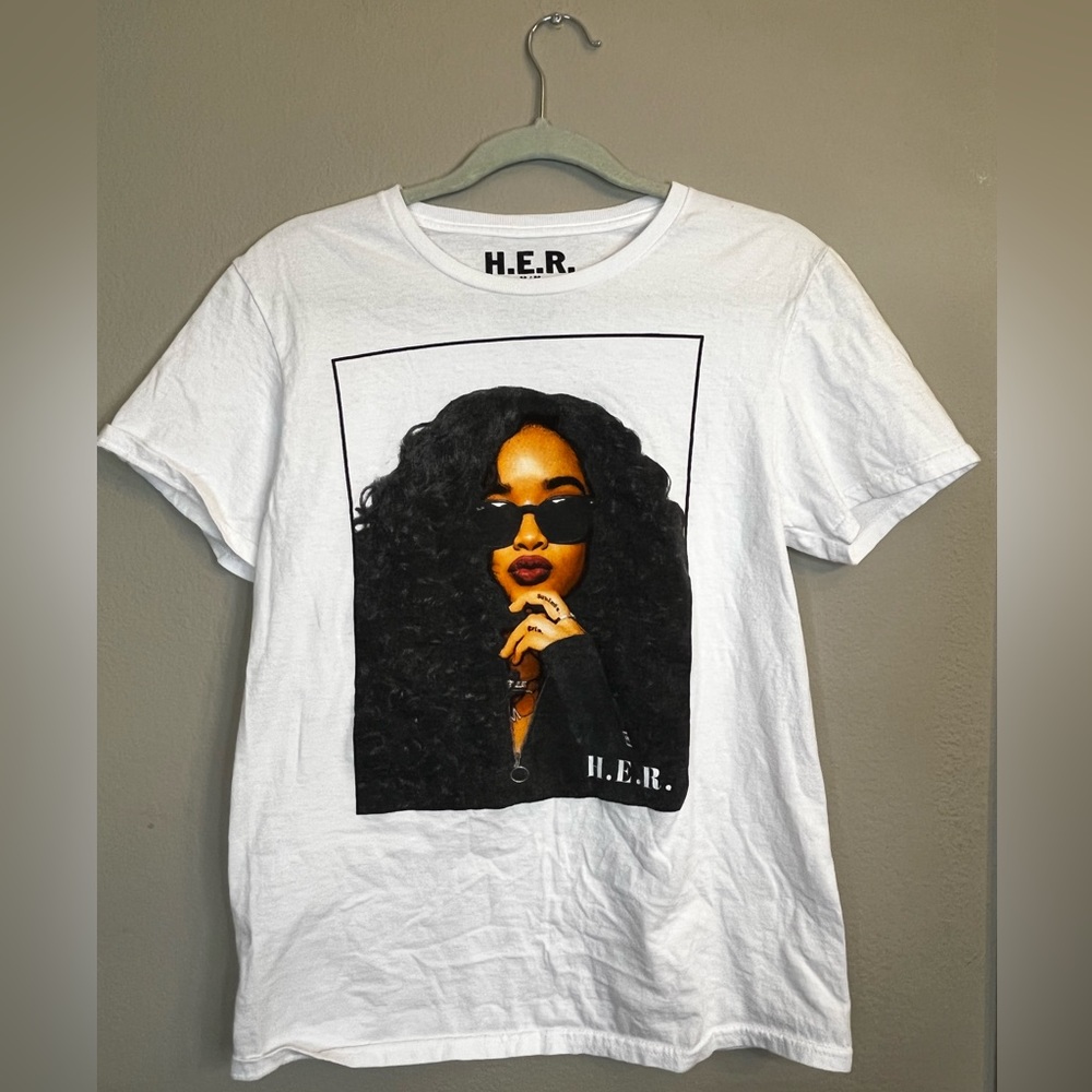 H.E.R. Womens Medium White Short Sleeve Artist Graphic Tee